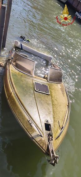 A ﻿Venezia recuperata barca affondata