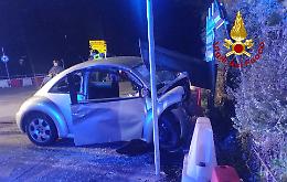 Auto contro parete di roccia a Segusino, muore una donna