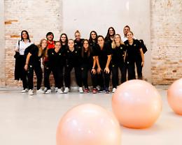 Calcio Venezia Woman in visita alla mostra “Thus waves come in pairs”