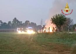 Notte di paura a Cappella Maggiore: incendio distrugge rotoballe di fieno, indagini per possibile dolo