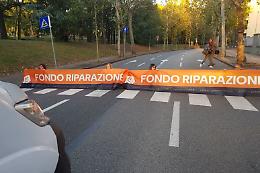 Cinque attivisti di Ultima generazione bloccano il traffico a Verona, richiesta l’istituzione di un Fondo di riparazione