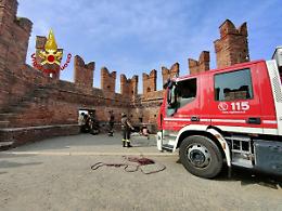Cagnolina cade nell&rsquo;Adige dal Ponte di Castelvecchio a Verona, padrona e turista vanno in suo soccorso: recuperati dai vigili del fuoco