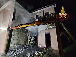 San Donà, magazzino per attrezzi in fiamme nella notte