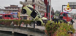 Jesolo, auto sfonda il parapetto e finisce nel canale