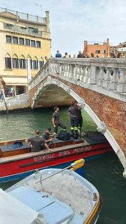 Il motoscafo Giracittà finisce contro il ponte delle Guglie a Venezia