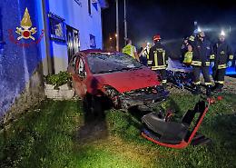 Jesolo, esce di strada e si schianta contro il muro di una casa