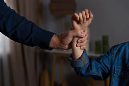 Padova, padre picchia i figli con un bastone: un video svela anni di violenze