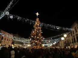 Si accende il Natale a Mestre, Brugnaro "dedicato a Giulia e alle donne che subiscono violenza"