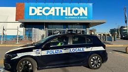 Si fingono sordomuti per ricevere beneficenza, molestano i clienti di Decathlon ma vengono denunciati