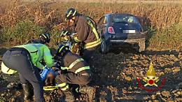 Si scontra con un camion e finisce nella scarpata a Lavagno: ferita la conducente