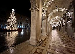 Natale a Venezia, luminarie, installazioni e cultura accendono la festa più attesa