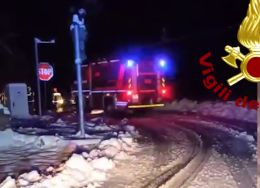 Auto liberata dalla neve nella notte sulla strada per i Fiorentini ad Arsiero