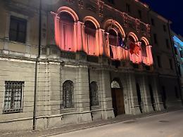 Violenza di genere, luci rosse sulla facciata di Palazzo Celio: “Mai più femminicidi”