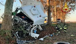 Caorle, frontale tra un camion e un furgone. Il tir finisce contro un platano