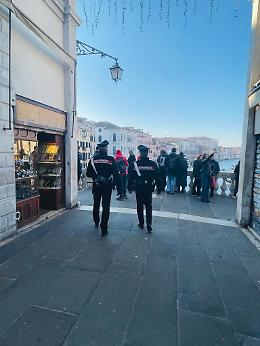 Cinque scatolettisti fermati a Venezia da un carabiniere fuori servizio