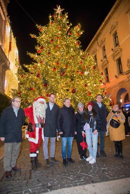 Acceso l'albero, via al Natale di Padova