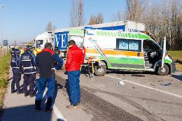 Incidente tra un tir e un ambulanza
