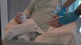 Operaio si amputa le mani con un macchinario, reimpiantate con un intervento di sette ore a Verona