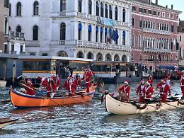 Arriva Babbo Natale a Venezia, il Canal Grande si colora di rosso