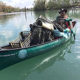 Le canoe per rimuovere i rifiuti galleggianti dal Sile