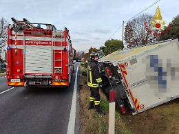 Vallà di Riese, camion si ribalta in un fossato