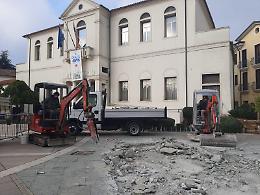 A Montegrotto Terme restyling della pavimentazione in vista del Natale per piazza Roma