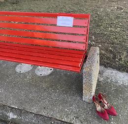 Anche a Porto Tolle una panchina rossa per ricordare Giulia