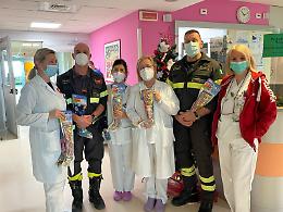 La Befana arriva anche all'ospedale dell'Angelo di Mestre grazie ai Vigili del Fuoco