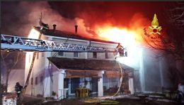 Bressanvido, brucia il tetto di una casa: le fiamme sono divampate da una canna fumaria