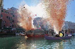 Al via il Carnevale di Venezia con il corteo acqueo, una grande festa all'insegna della sostenibilità