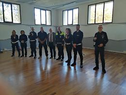 Bastoni estendibili e spray anti-aggressione alla polizia locale