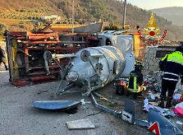 A Grancona un camion si rovescia su un'auto parcheggiata: il conducente resta incastrato nella cabina di guida