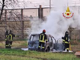 A fuoco un furgoncino a metano a Vetrego di Mirano, intervengono i vigili del fuoco