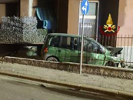 Perde il controllo dell'auto e sfonda il muretto di un condominio: autista e passeggeri si danno fuga