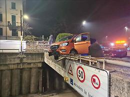 Esce di strada e finisce in bilico sopra le barriere del sottopasso a Verona