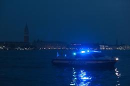 Padre e figlio soccorsi nel canale presso il Ponte dei Sospiri, provvidenziale l'intervento di Polizia, SUEM e Vigili del Fuoco