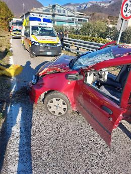 Pove, auto finisce contro il guardrail sulla Valsugana: estratta dall'abitacolo la conducente rimasta incastrata