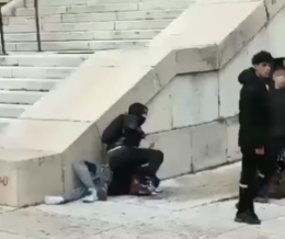 Picchiato con calci e pugni sotto Palazzo Barbieri. Verona Domani attacca: «Dov’è il sindaco Tommasi?»