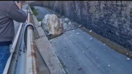 Un masso enorme precipita sulla Valsugana tra Cismon e Valstagna: chiusa la statale