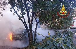 Auto prende fuoco nel cortile di un condominio a Treviso