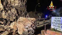 Frana sulla Gardesana con caduta di massi a Limone del Garda: strada temporaneamente chiusa