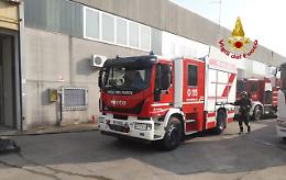 Vasto incendio in un capannone a Borgo Roma, a Verona: vigili del fuoco impegnati tutta la notte