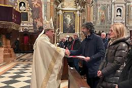Il vescovo consegna al sindaco Tommasi il messaggio di pace del Papa, ospite il prossimo 18 maggio