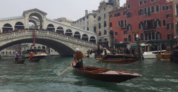 A Venezia la Befana arriva a colpi di remo, il 6 gennaio la tradizionale regata