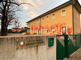 Scritte no vax sulla scuola elementare Toniolo a Treviso