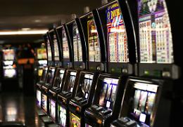 Rapina in una sala giochi nel Padovano: dipendente legato e derubato