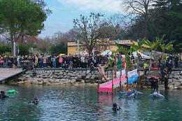Tuffi nel lago di Garda per salutare il nuovo anno