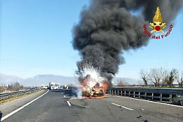 Contromano in autostrada a Conegliano, auto si scontra e prende fuoco