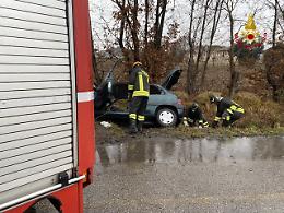 Auto rischia di ribaltarsi in un canale a S. Lucia di Piave