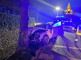 Incidente a Santa Maria di Sala: auto si schianta contro un albero, tre giovani feriti
